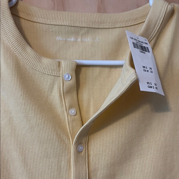 NWT Yellow Sleeveless Button-Up Top - Picture 3 of 4
